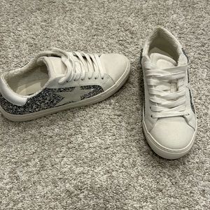 Steven by Steve Madden size 7 low top sneakers. Silver glitter. Brand New! NWT